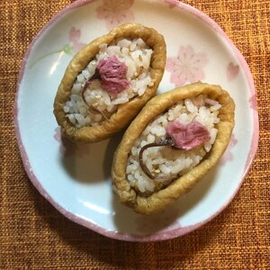 うどん、おそば、おいなりさんに油揚げの甘辛煮